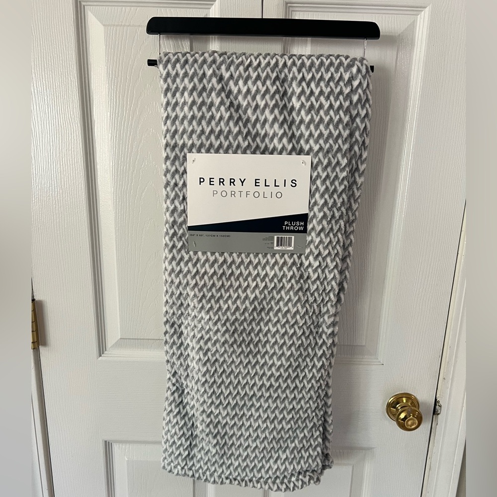 Perry Ellis Gray and White Throw Blanket
